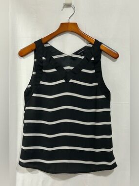 Who What Wear - Striped Black & White Sleeveless V-Neck Top